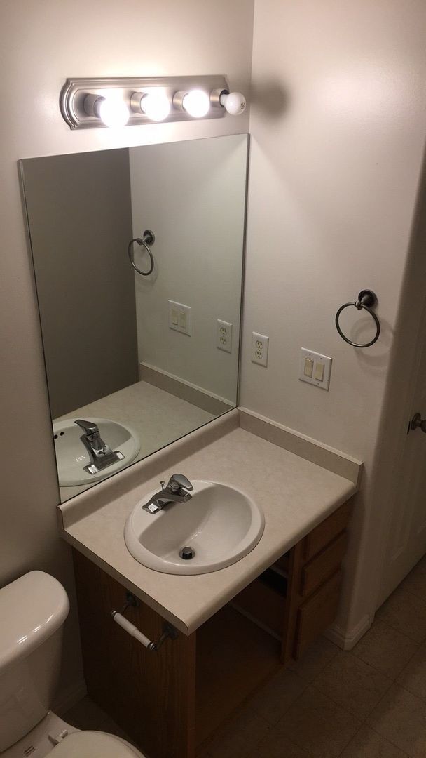 Building Photo - Large 4 Bed Townhome