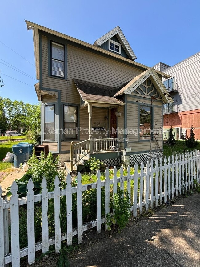 Building Photo - 605 W Kalamazoo Ave
