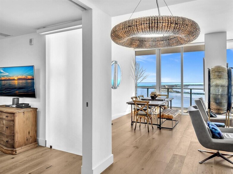 Building Photo - 1300 Brickell Bay Dr