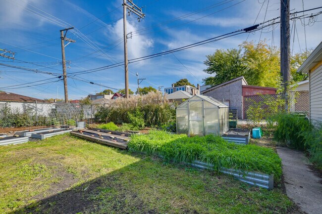 Building Photo - 3247 S Oakley Ave