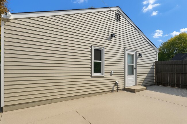 Building Photo - 1473 E Harry Ave