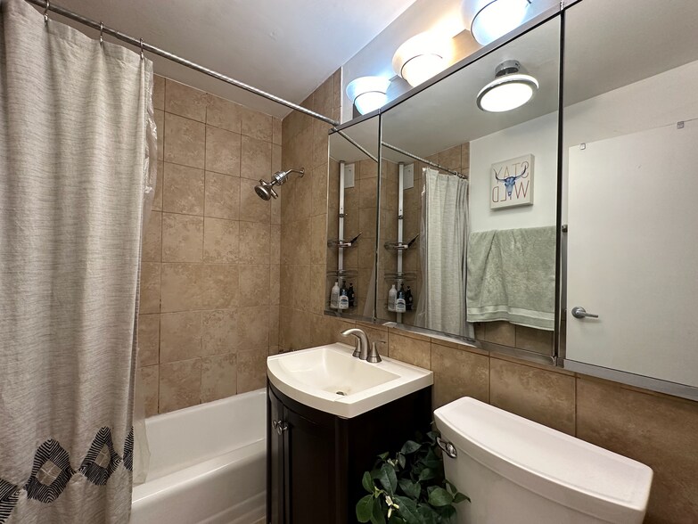 Building Photo - 400 E Randolph St