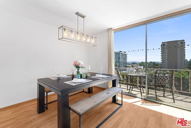 Building Photo - 100 S Doheny Dr