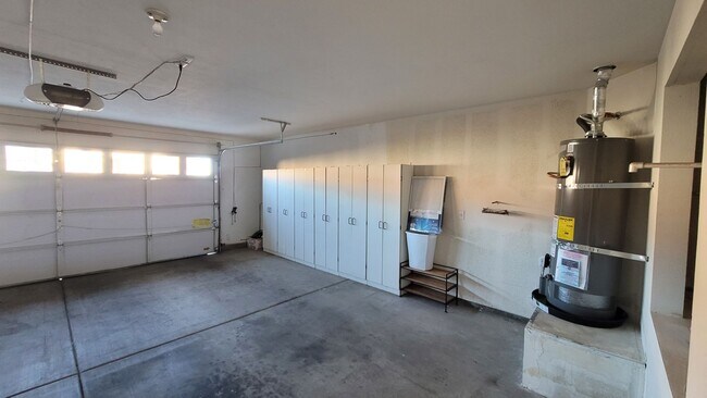 Building Photo - GORGEOUS 4/3 IN THE SW!!!