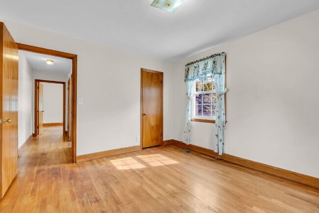 Building Photo - 3 Bedroom/ 2 Bathroom in Rosebank!