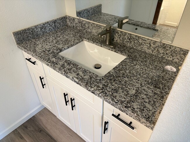 Building Photo - Recently remodeled Condo close to College