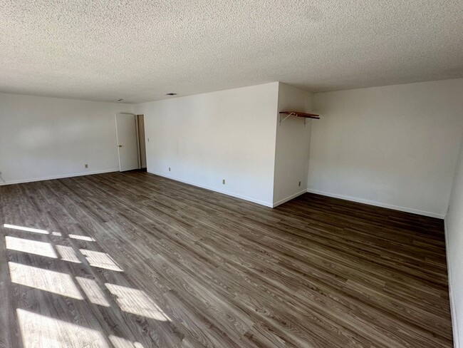 Building Photo - 4 Bedroom 2.5 bathroom home with over size...