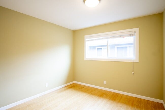 Building Photo - Renovated 2 Bedroom Flat in St. Johns/Port...