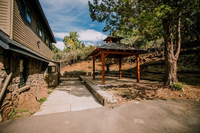 Building Photo - Charming 4-Bedroom Home with Stunning View...