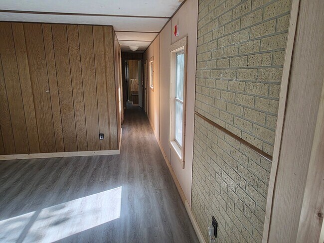 Building Photo - 1112 Cox Lake Rd