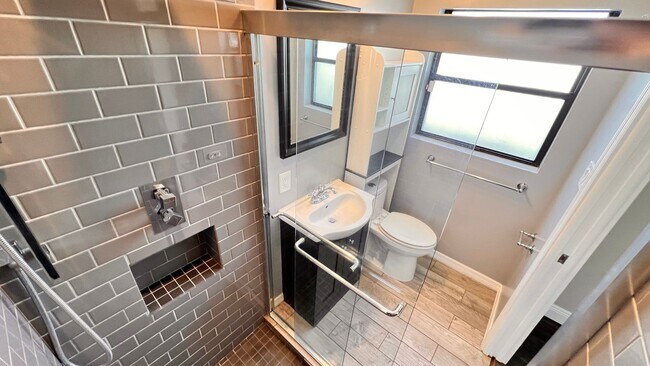 Building Photo - Timeless Charm Meets Modern Comfort in the Heart of Winter Park! WASHER & DRYER INCLUDED!