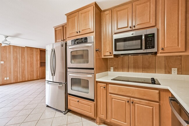 Building Photo - 2920 Heron Dr