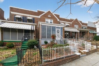 Building Photo - Newly Renovated 5BR/2BA Rowhome