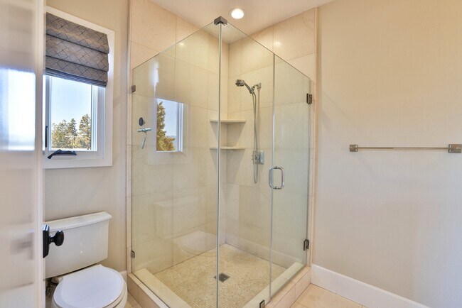 Building Photo - Modern 3-Bedroom Townhome with Rooftop Dec...