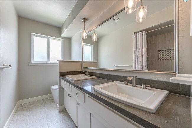 Building Photo - 614 Bendwood Dr