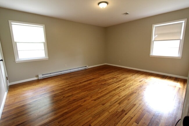 Building Photo - 4 Bedroom 3 Bath Well Kept House in West H...