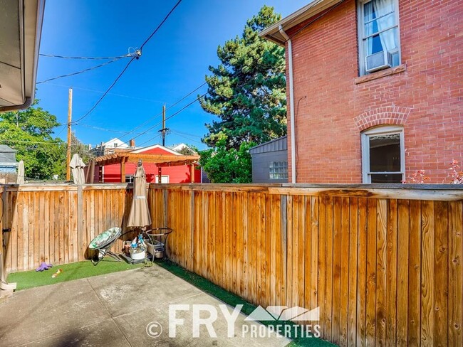 Building Photo - Gorgeous Victorian in Baker/West Wash Park