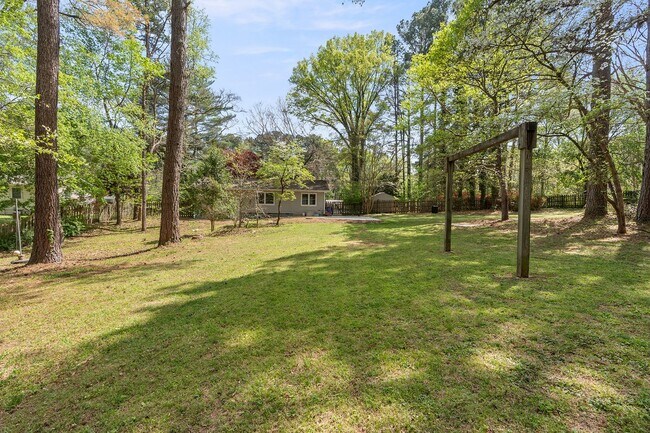 Building Photo - Ranch Three Bedrooms with Fenced in Yard Available April - Move in Ready!