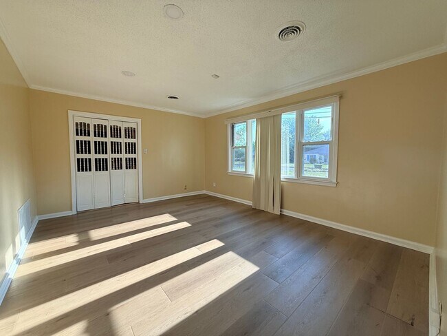 Building Photo - 4 Bed / 2 Bath Spacious Home – Perfect for Families or Roommates