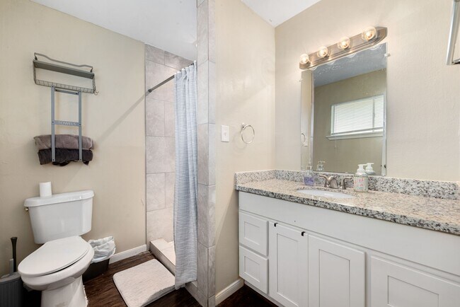 Building Photo - 6019 Cartagena St