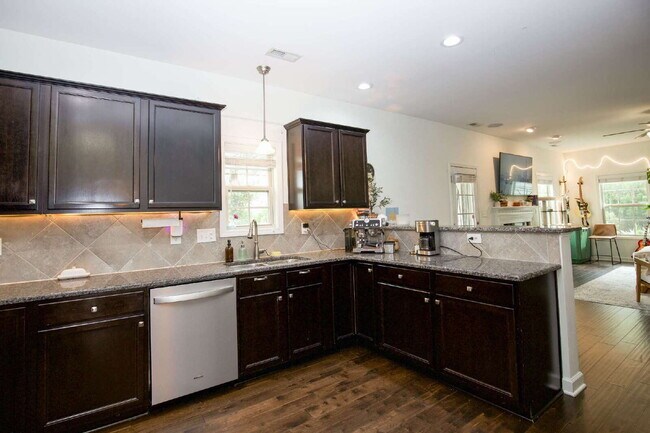 Building Photo - "Charming 3-Bed Home with Granite Elegance on Nessee Street, Fayetteville!"