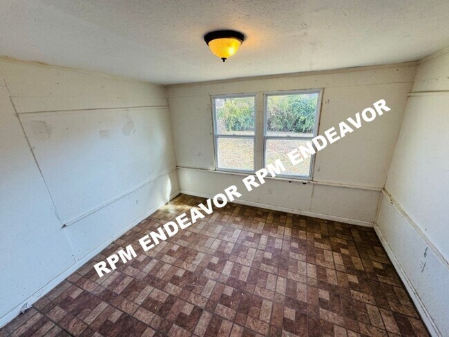 Building Photo - 2-Bed Home with Flex Room + New Appliances!