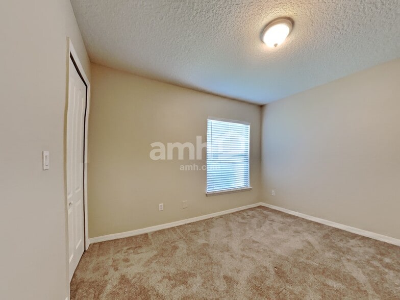 Building Photo - 10235 Meadow Pointe Dr