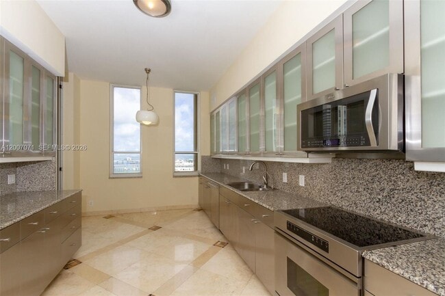 Building Photo - 888 Brickell Key Dr