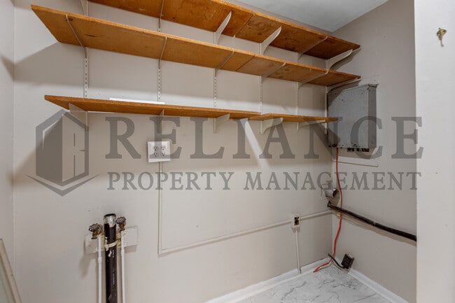 Building Photo - 2210 W Dallas St