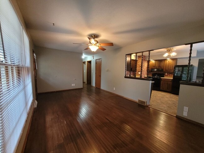 Building Photo - 3 Bedroom, 1.5 Bathroom home with detached garage