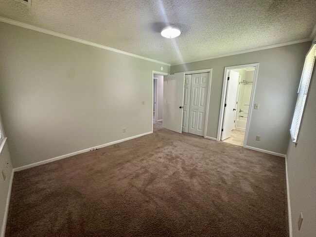 Building Photo - Charming 3 Bedroom Home!