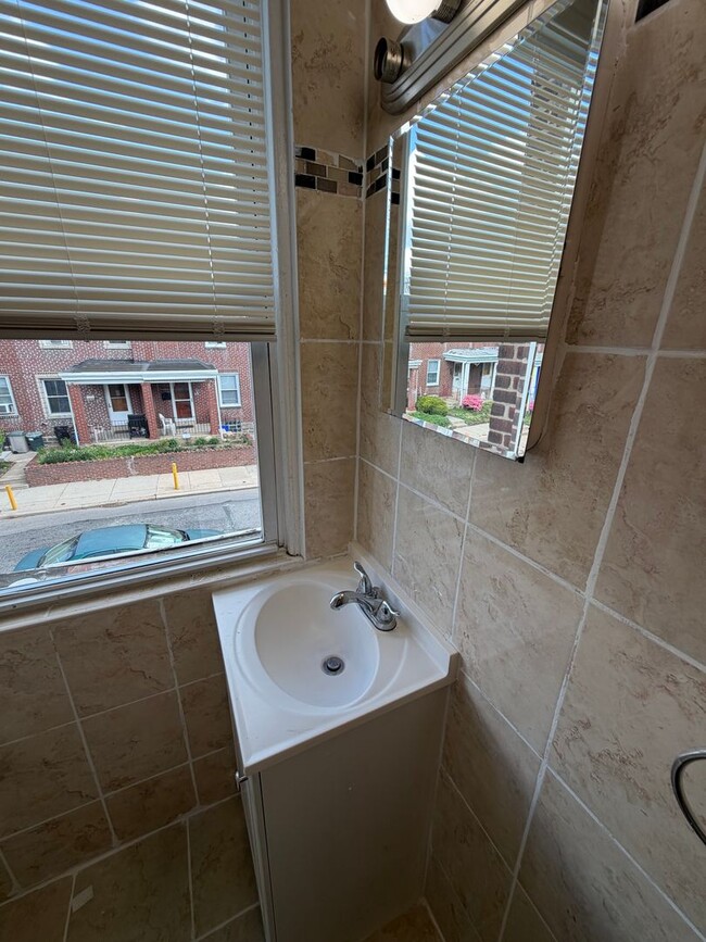 Building Photo - 152 Fern St