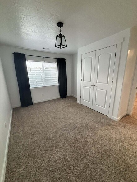 Building Photo - 4747 N Mount Nebo Dr