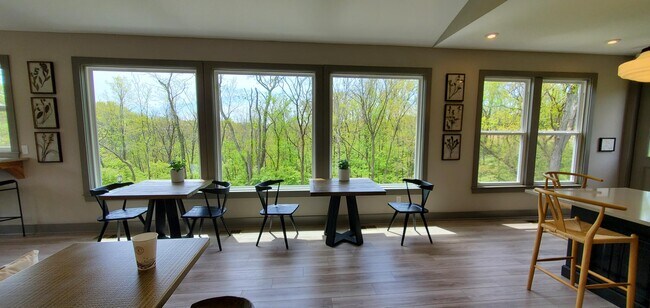 Building Photo - 686 Daphne Wy