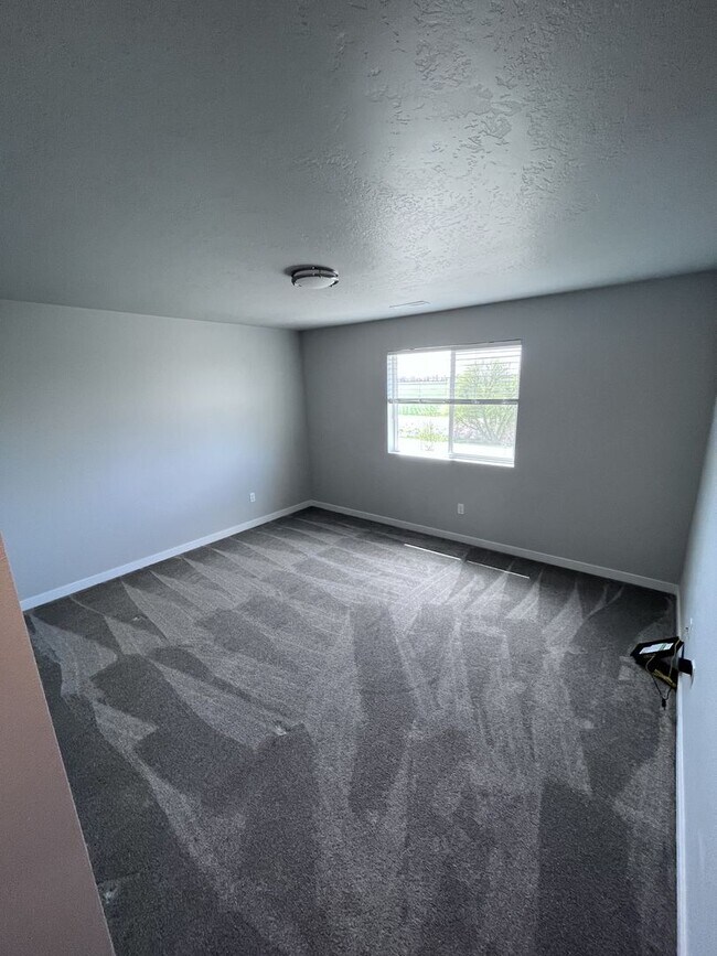 Building Photo - Central Located 4 bed 2.5 bath home