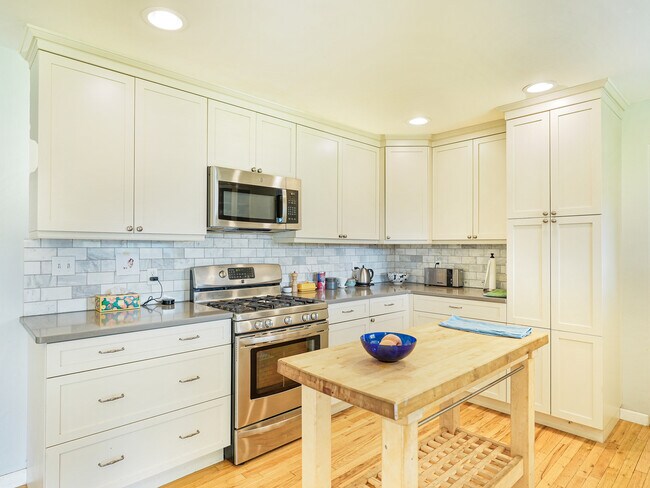 Building Photo - 1936 Crestview Dr