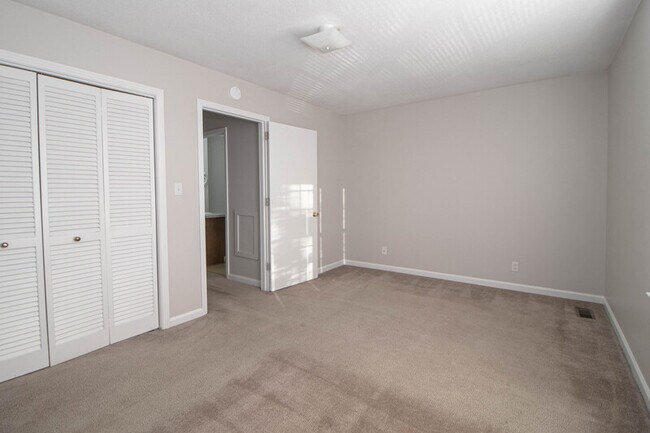 Building Photo - 814 Golf View Pl