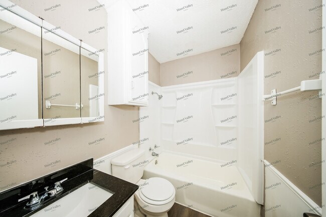 Building Photo - 430 W Juniper Dr