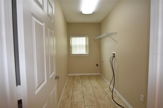 Building Photo - 527 Bristol Cir