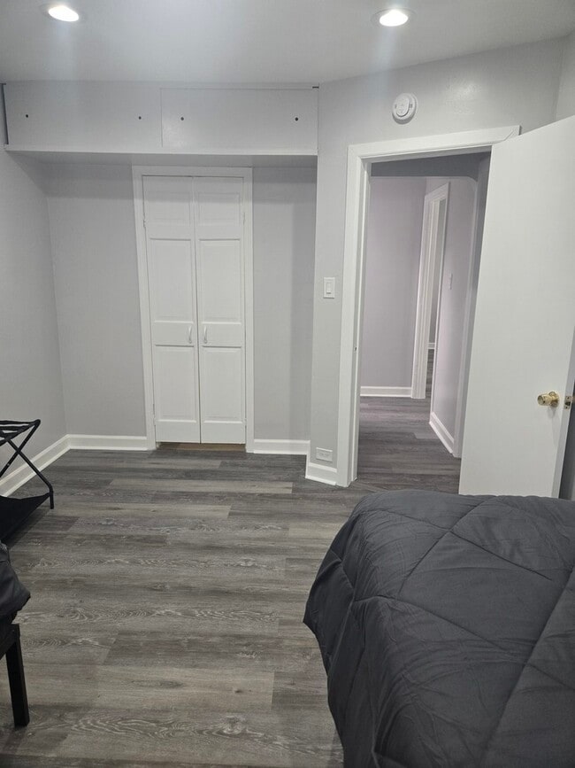 Building Photo - 8304 S Kedzie Ave