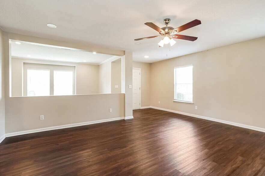 Building Photo - 7068 Beekman Lake Dr