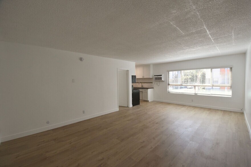 Building Photo - 5255 Blakeslee Ave