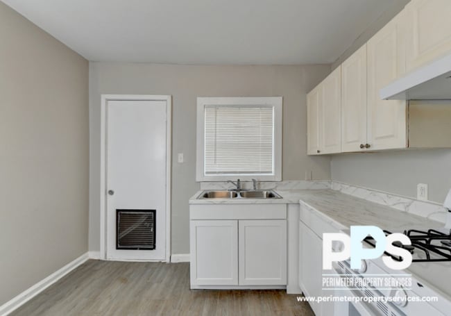 Building Photo - 2821 Palm Dr