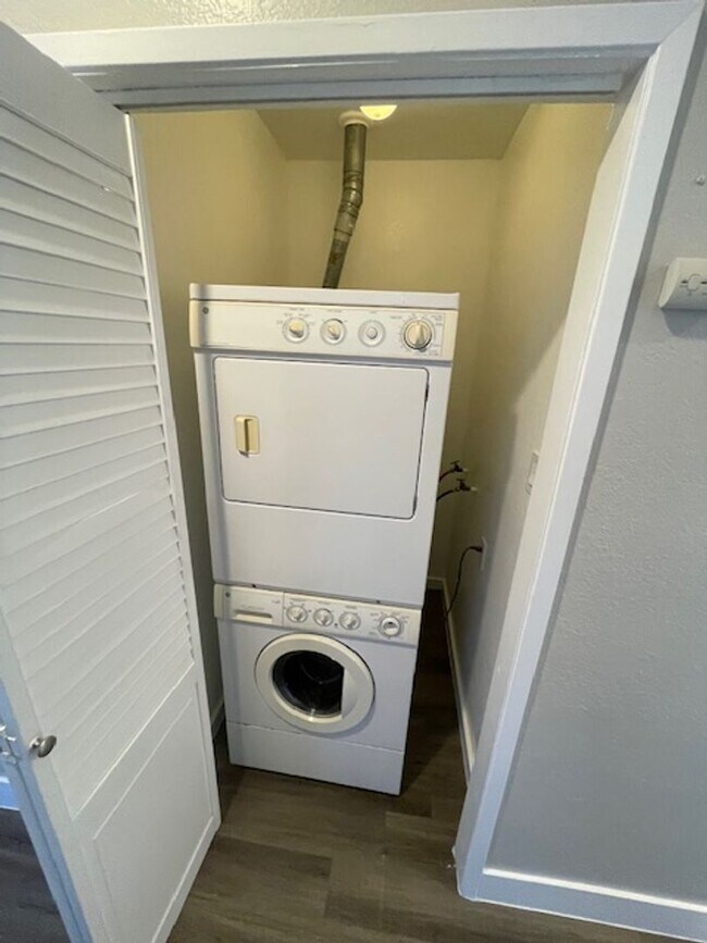 Building Photo - 1946 E 20th St