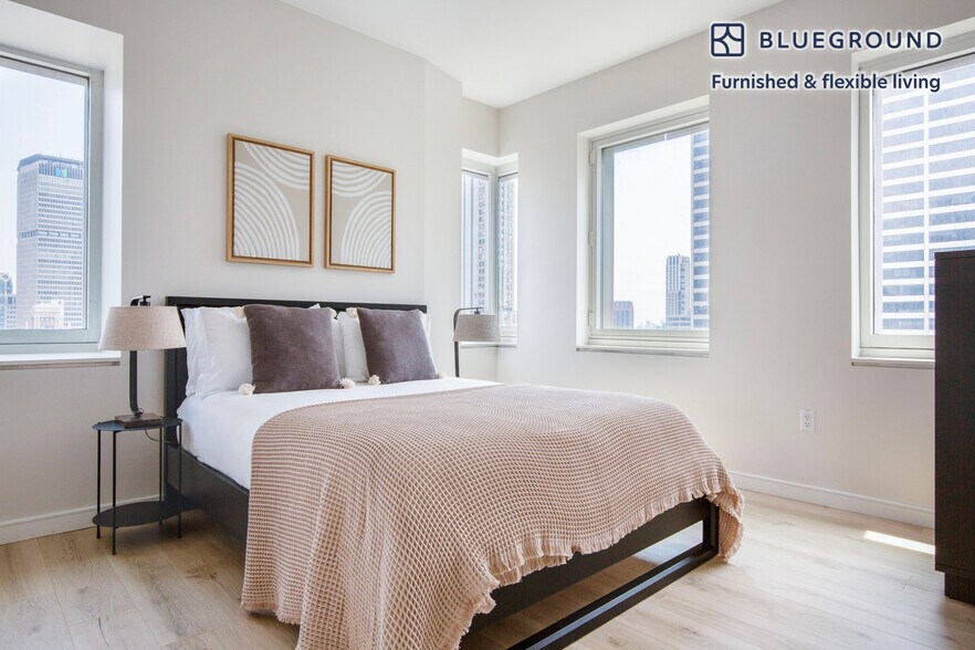 Building Photo - 70 W 45th St