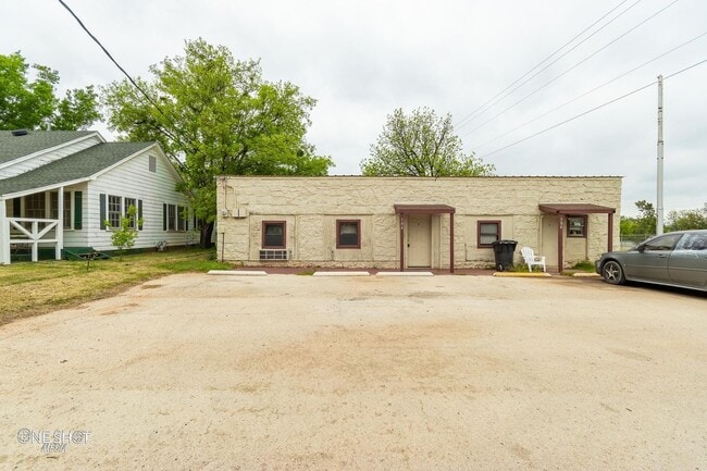 Building Photo - 104 College Dr