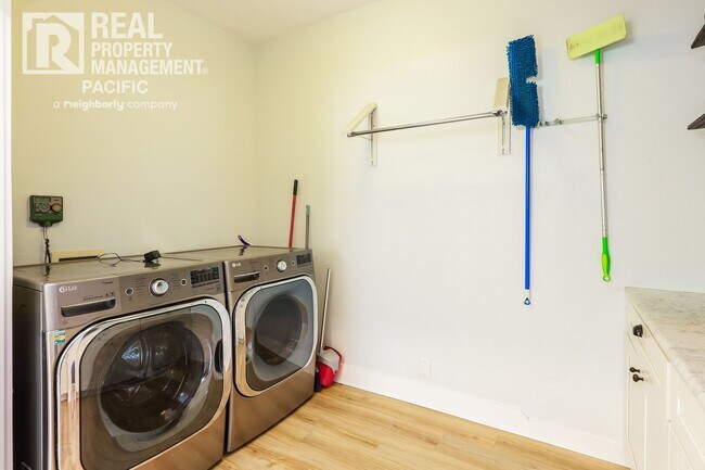 Building Photo - Bright & Spacious Oakland Home with Backya...