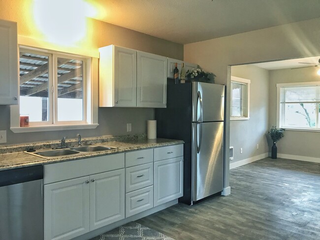 Building Photo - Completely remodeled 3 bed!