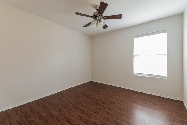 Building Photo - $1,850 4 Bed/2 Bath/2 Garage Ready for Move-in Home in Woodland Creek