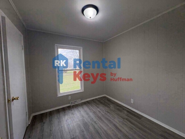 Building Photo - Three Bedroom Duplex